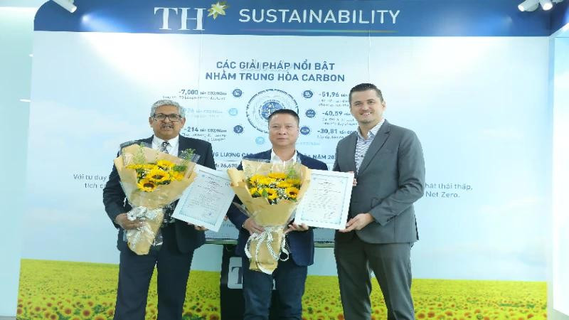 Wouter Melis van Ravenhorst, director ejecutivo de la filial de Control Union en Vietnam, entrega certificados de neutralidad de carbono a representantes de las empresas vietnamitas. (Fuente: nhandan.vn)