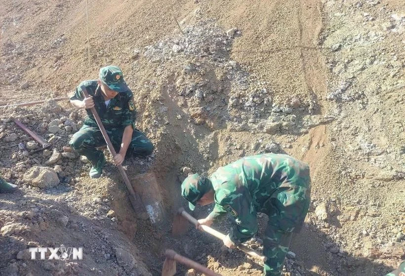 Las autoridades competentes recogieron, transportaron y manejraron de manera segura la bomba de 227 kilogramos. (Fuente: VNA)