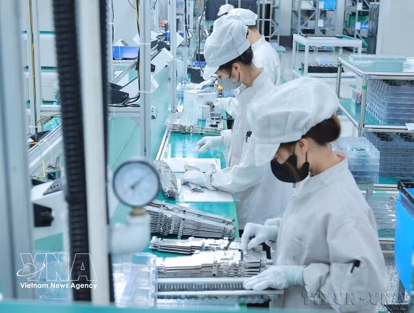 Actividades de producción en Bumjim Electronics Vina Co., Ltd. (empresa de capital 100 % surcoreano) en la provincia de Quang Ninh. (Fuente: VNA)