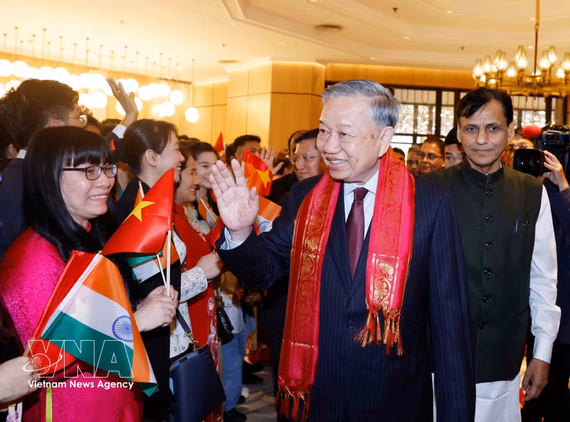 El secretario general del Partido Comunista y presidente de Vietnam, To Lam, se reúne con representantes de la comunidad connacionales en India. (Fuente: VNA)