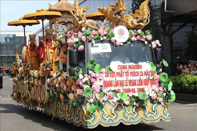 El carro de flores de "nueve dragones" de la Sangha Budista de Vietnam transportó las reliquias de Buda Shakyamuni. Foto: VNA