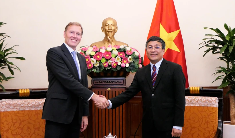 Nguyen Minh Vu, viceministro permanente de Relaciones Exteriores de Vietnam, recibe a Wouter Van Wersch, vicepresidente ejecutivo de Airbus, grupo líder mundial en fabricación de aeronaves. (Fuente: VNA)