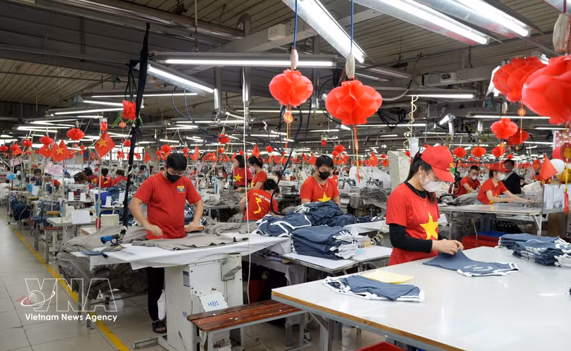 Línea de producción de prendas de vestir para exportación en Bac Ninh. (Foto: VNA)