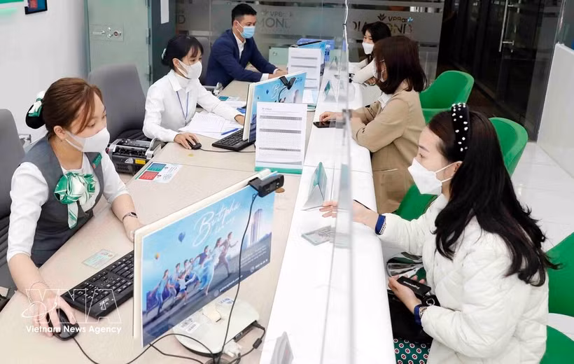 Clientes realizando transacciones en un banco comercial. (Foto: VNA) 