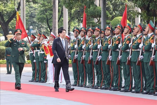 El presidente Luong Cuong pasa revista a la Guardia de Honor. (Fuente: VNA)