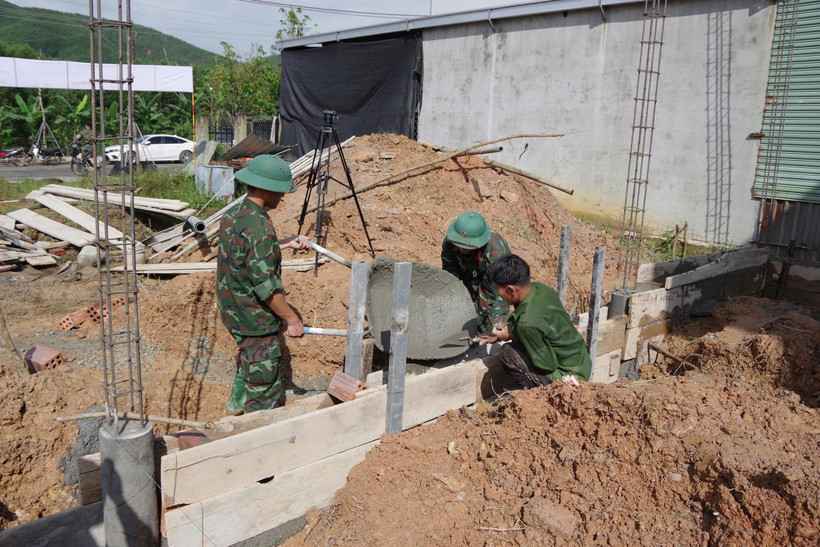 Fuerzas del Regimiento 6 del Comando Militar de la Ciudad de Hue ayudan a la comuna de Khe Tre a construir tres nuevas viviendas y reparar siete. (Foto: VNA)