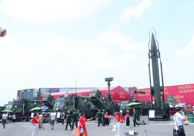 Exhibición al aire libre con misiles y armas militares producidas y modernizadas por las Corporaciones de la Industria de Defensa de Vietnam. (Foto: VNA)