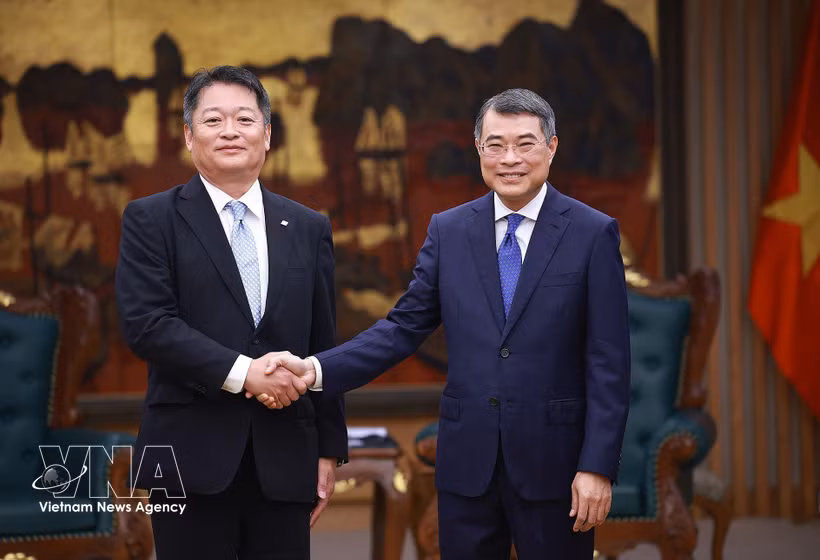 El primer ministro de Vietnam, Le Minh Hung, (derecha) recibe al gobernador de la prefectura japonesa de Yamanashi, Nagasaki Kotaro. (Fuente: VNA)