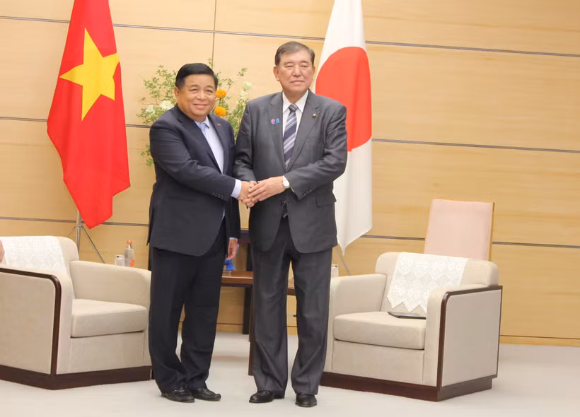El viceprimer ministro vietnamita Nguyen Chi Dung se reunió con el primer ministro de Japón, Ishiba Shigeru. (Fuente: VNA)