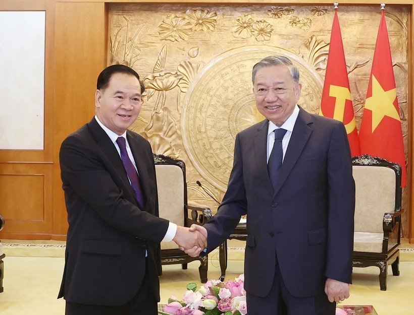 El secretario general del Partido Comunista de Vietnam, To Lam, recibió a Thongsalith Mangnomek, secretario del Comité Central del Partido Popular Revolucionario de Laos y jefe de su Oficina, (Fuente: VNA)