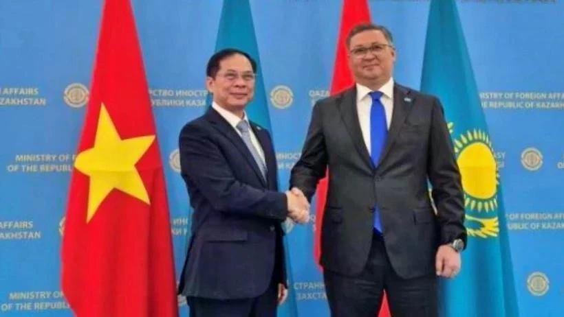El viceprimer ministro y canciller vietnamita, Bui Thanh Son, y su homólogo kazajo, Murat Nurtleu. (Fuente: VNA)