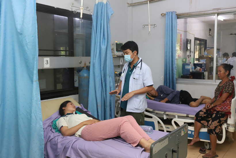 Un médico examina y asesora a un paciente que recibe tratamiento contra el dengue en la provincia de Luang Namtha. (Fuente: VNA)
