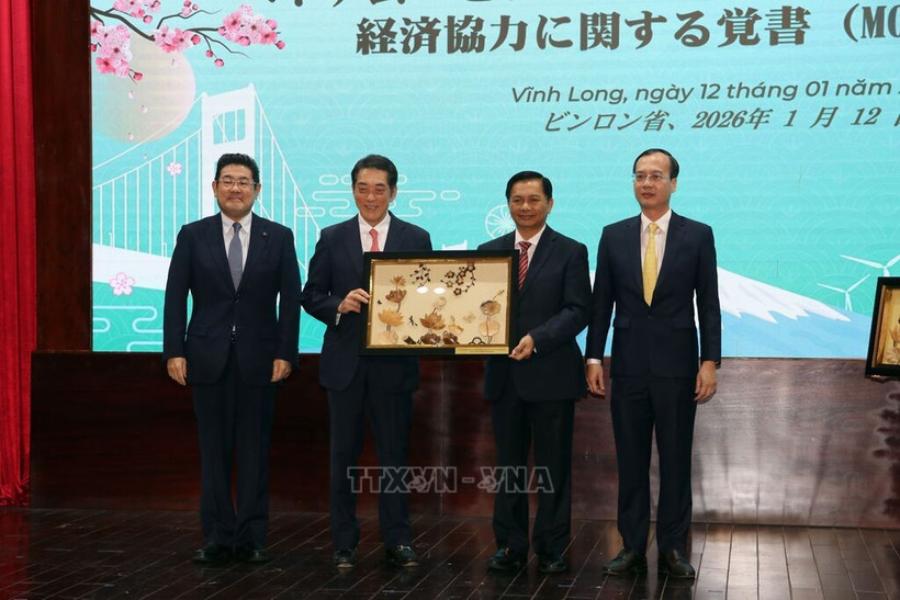 El secretario del Comité del Partido de Vinh Long, Tran Van Lau, entrega un obsequio conmemorativo a Tokihiro Nakamura, gobernador de la prefectura de Ehime, Japón. (Foto: VNA)