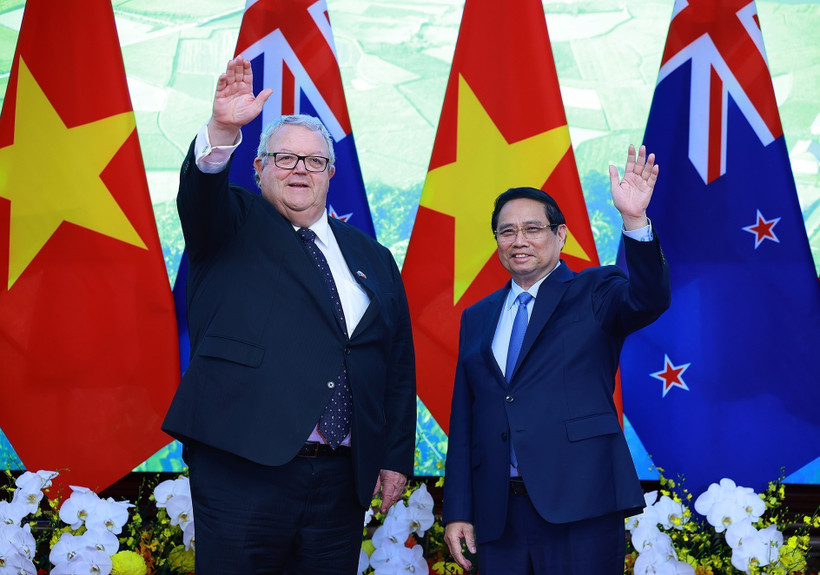 El primer ministro vietnamita, Pham Minh Chinh, y el presidente de la Cámara de Representantes de Nueva Zelanda (Parlamento), Gerry Brownlee. (Fuente: VNA)