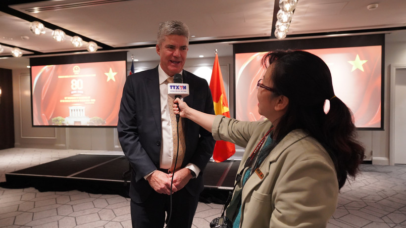 Steve Whan, ministro de Habilidades, Formación Profesional y Educación Superior de Nueva Gales del Sur, en la entrevista. (Fuente: VNA)