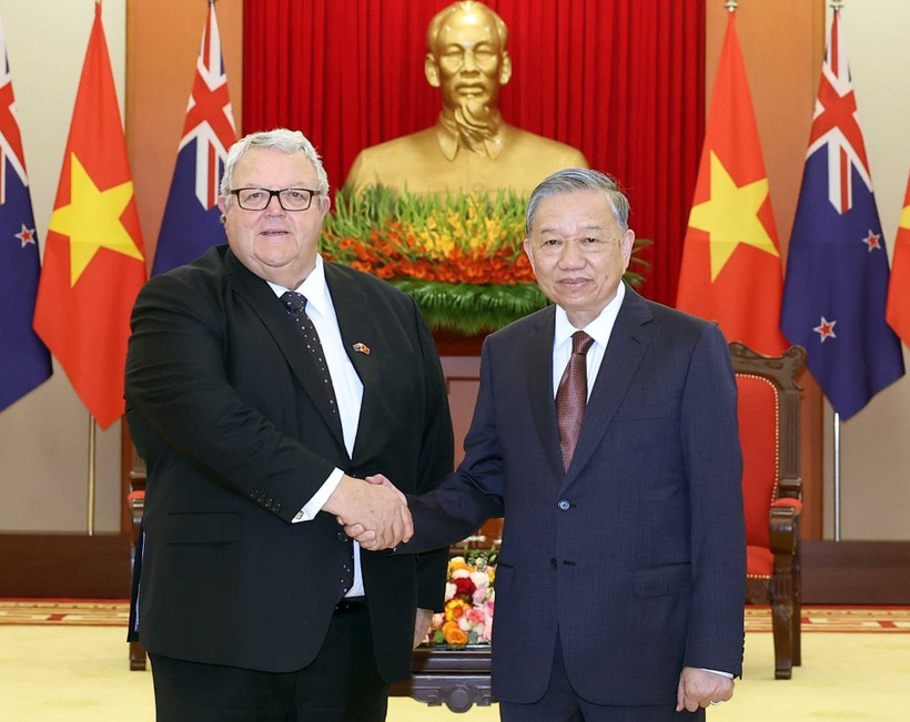 El secretario general del Partido Comunista de Vietnam, To Lam, recibe a Gerry Brownlee, presidente de la Cámara de Representantes de Nueva Zelanda (Parlamento). (Fuente: VNA)
