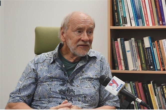 El profesor Hal Hill, de la Escuela de Políticas Públicas Crawford de la Universidad Nacional de Australia, en la entrevista. (Fuente: VNA)