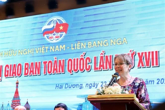 Svetlana Evgenevna Galzunova, representante de la Asociación de Amistad Rusia-Vietnam, habla en el evento. (Fuente: VNA)