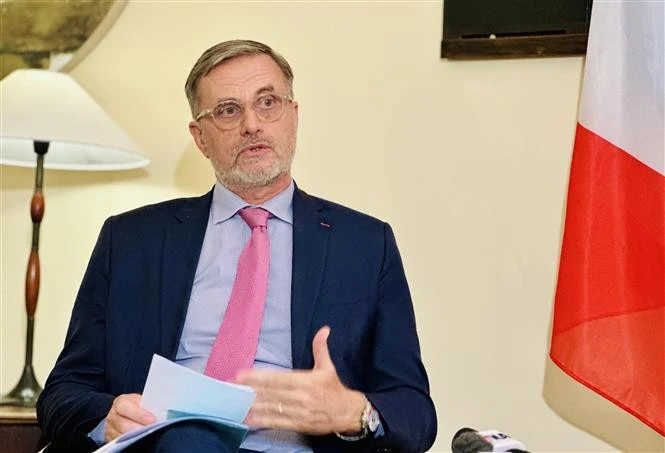 El embajador de París en Hanoi, Olivier Brochet, en la entrevista. (Fuente: Internet)