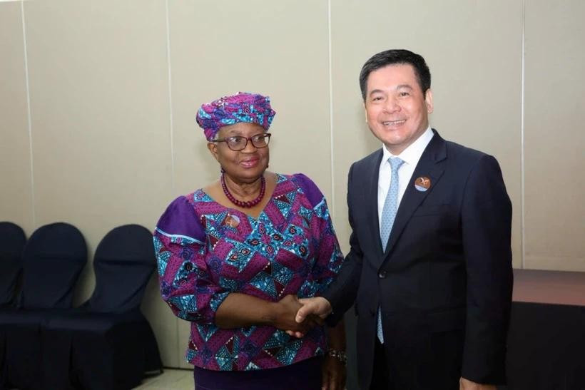 El ministro de Industria y Comercio, Nguyen Hong Dien, y la directora general de la OMC, Ngozi Okonjo-Iweala. (Fuente: Internet)