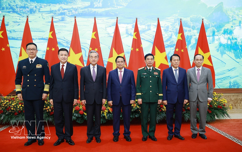 El primer ministro de Vietnam, Pham Minh Chinh, (cuarto a la derecha) recibe a los ministros chinos. (Fuente: VNA)