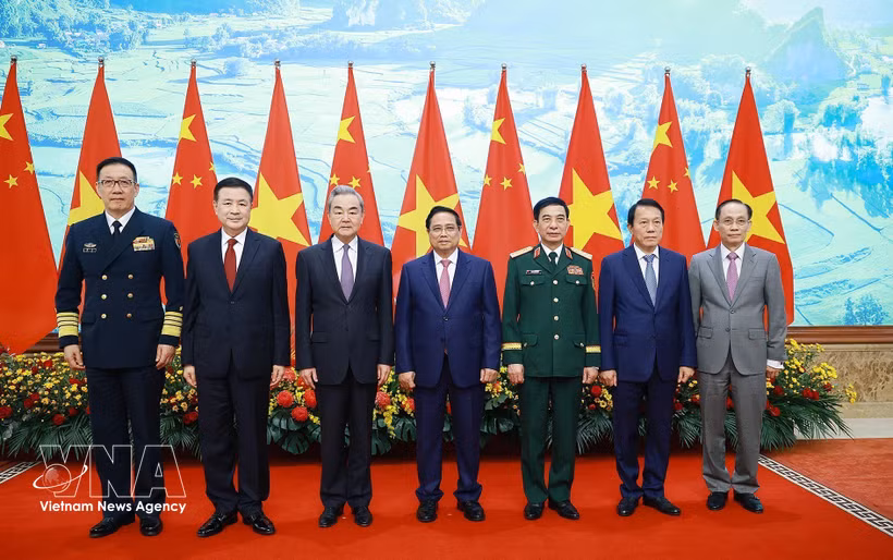 El primer ministro de Vietnam, Pham Minh Chinh, (cuarto a la derecha) recibe a los ministros chinos. (Fuente: VNA)
