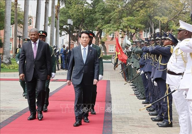 Los presidente de Angola, João Manuel Gonçalves Lourenço, y de Vietnam, Luong Cuong, en la ceremonia oficial de bienvenida (Fuente: VNA)
