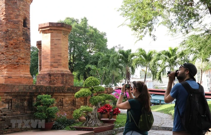 Turistas rusos en la Torre Ponagar, en la provincia de Khanh Hoa. (Fuente: Vietnamplus)