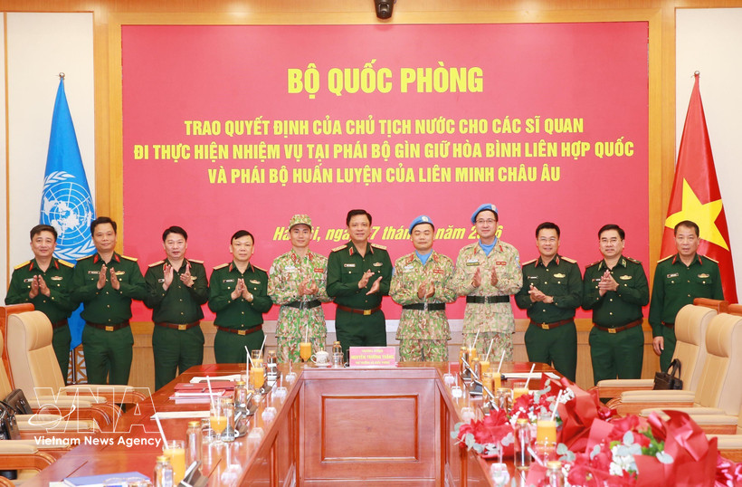 El coronel general Nguyen Truong Thang, viceministro de Defensa, y representantes de la cartera felicitan a los oficiales participantes. (Fuente: VNA)
