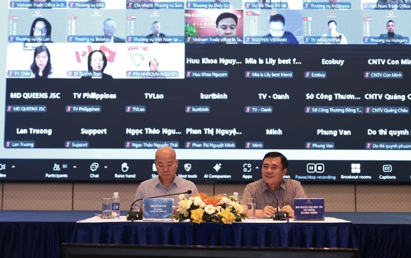 El viceministro de Industria y Comercio, Nguyen Sinh Nhat Tan (derecha), presidió la conferencia. (Foto: VNA)