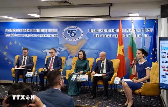 La embajadora de Vietnam en Bulgaria, Nguyen Thi Minh Nguyet (centro), participa en el evento. (Fuente: VNA)