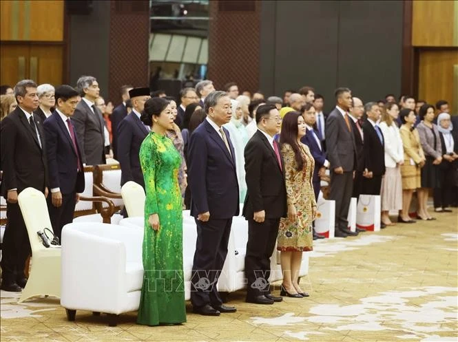 El secretario general del Partido Comunista de Vietnam, To Lam, y su esposa, el secretario general de la ASEAN, Kao Kim Hourn y su esposa, y los delegados realizaron la ceremonia izamiento de la bandera de la ASEAN. (Foto: VNA)