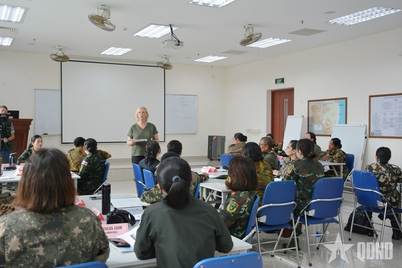Mujeres militares participan en el curso de entrenamiento. (Foto: QĐND)