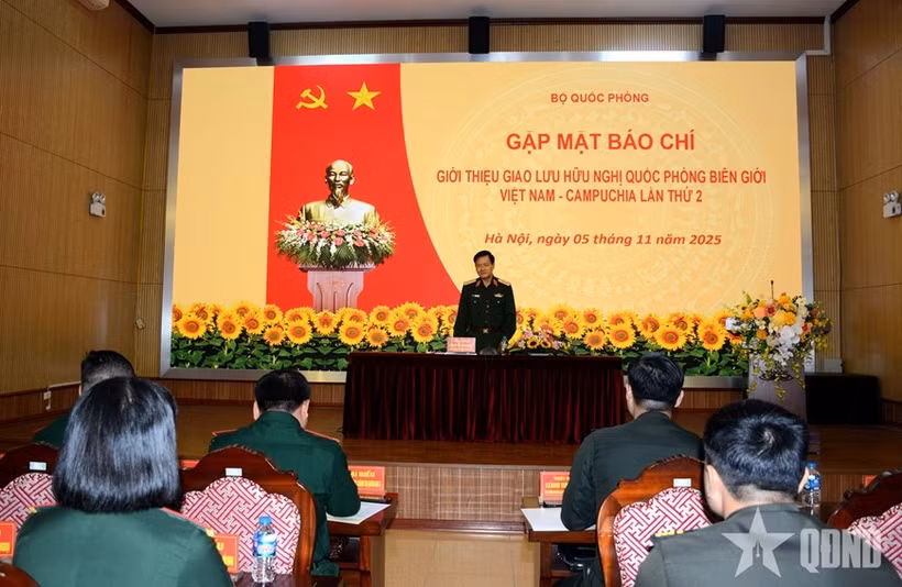 El teniente general Nguyen Van Duc, jefe del Departamento de Propaganda (Departamento General de Política del Ejército Popular de Vietnam), habla en la rueda de prensa. (Fuente: VNA)