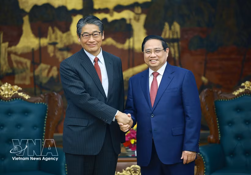 El primer ministro vietnamita, Pham Minh Chinh, y el embajador de Japón en el país, Ito Naoki. (Fuente: VNA)