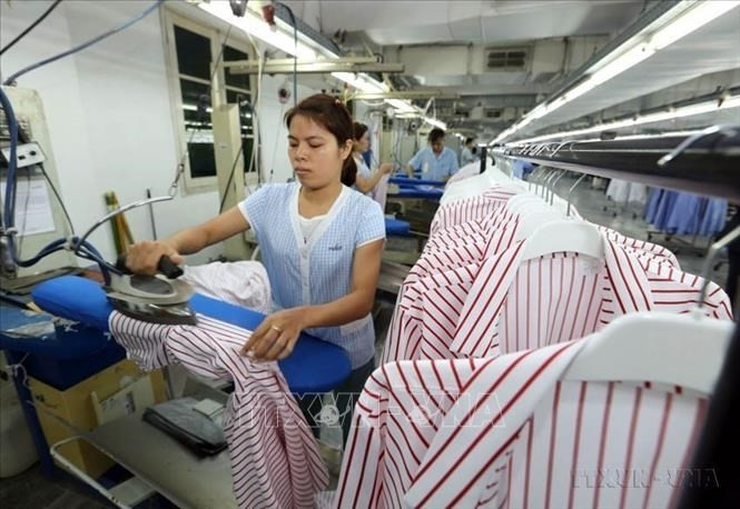 Línea de producción de prendas de vestir para exportación en la empresa Van Laack ASIA Co., Ltd., con inversión de Alemania, en el Parque Industrial Ngoc Hoi (Hanoi). (Foto: VNA)