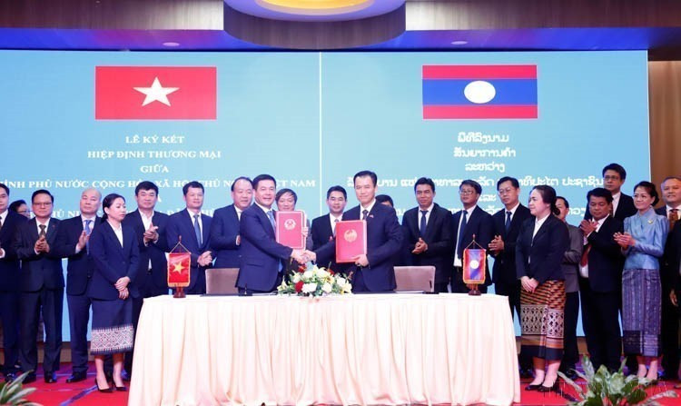 El ministro de Industria y Comercio de Vietnam, Nguyen Hong Dien, y el ministro de Industria y Comercio de Laos, Malaithong Kommasith, firmaron el nuevo Acuerdo Comercial entre ambos países (Vientiane, 8 de abril de 2024). (Fuente: VNA)