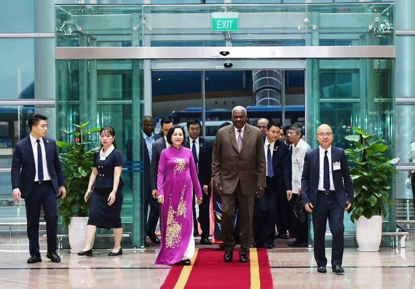 La vicepresidenta de la Asamblea Nacional de Vietnam, Nguyen Thi Thanh, recibió al presidente de la Asamblea Nacional del Poder Popular y del Consejo de Estado de Cuba, Esteban Lazo Hernández,, en el Aeropuerto Internacional de Noi Bai. (Fuente: VNA)
