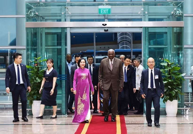 La vicepresidenta de la Asamblea Nacional de Vietnam, Nguyen Thi Thanh, recibió al presidente de la Asamblea Nacional del Poder Popular y del Consejo de Estado de Cuba, Esteban Lazo Hernández,, en el Aeropuerto Internacional de Noi Bai. (Fuente: VNA)