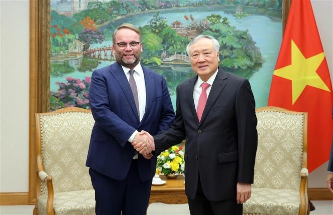 El viceprimer ministro permanente de Vietnam, Nguyen Hoa Binh. recibe a Timon Gremmels, ministro de Investigación, Arte y Cultura de Hesse. (Fuente: VNA)