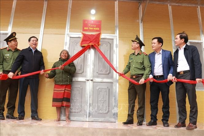 Entregan casa a personas pobres en el distrito de Huong Hoa, provincia de Quang Tri. (Fuente: VNA)