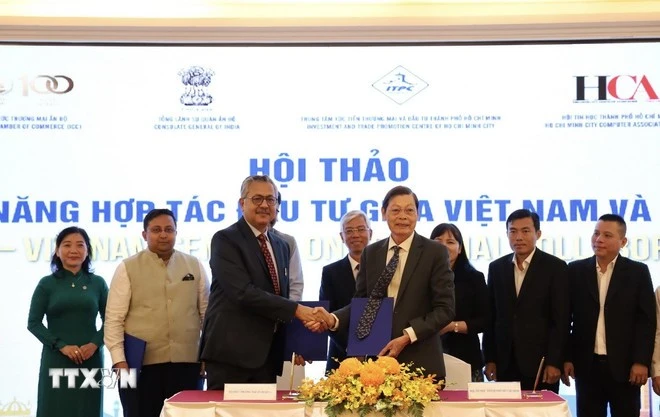 Representantes de la Cámara de Comercio de la India (ICC) y la Asociación Empresarial de Ciudad Ho Chi Minh (HUBA) firmaron un acuerdo de cooperación en el evento. (Fuente: VNA)