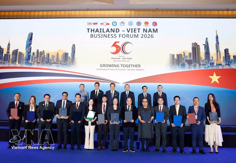 El secretario general del Partido Comunista y presidente de Vietnam, To Lam, el primer ministro de Tailandia, Anutin Charnvirakul, y delegados en el evento. (Fuente: VNA)