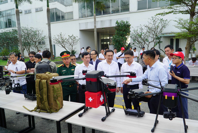 Delegados visitan la zona de exhibición de vehículos aéreos no tripulados (UAV) en el evento. (Foto: VNA)