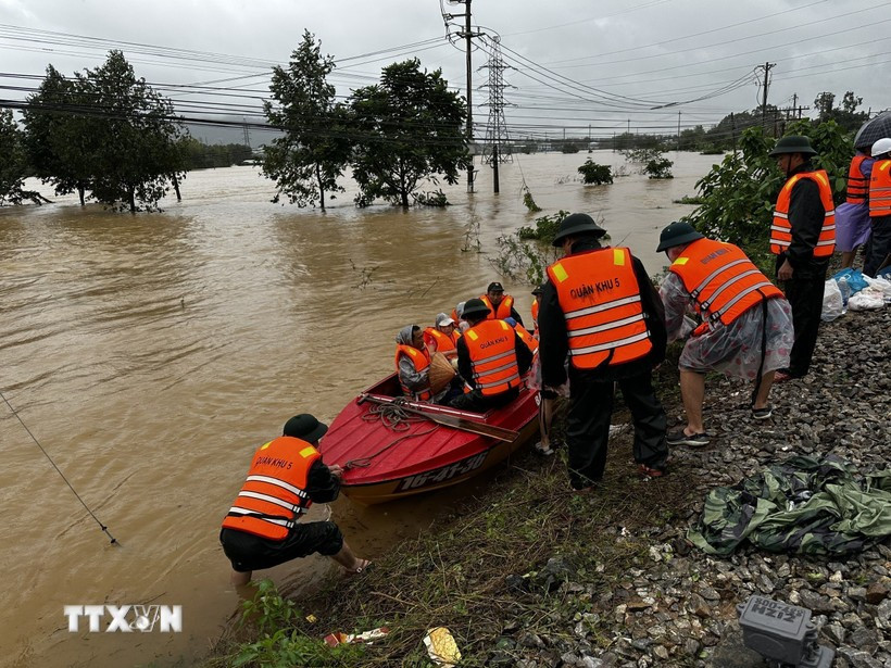 Fuerzas competentes en da Nang realizan tareas de rescate. (Foto: VNA)