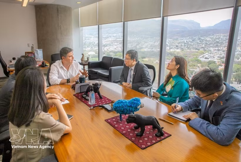 El embajador de Vietnam en México, Nguyen Van Hai, se reúne con el secretario de Economía y del Trabajo del estado de Chiapas, Luis Pedrero. (Fuente: VNA)