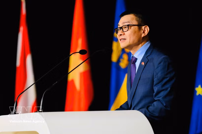 El embajador de Vietnam en Austria, Vu Le Thai Hoang, interviene en la reunión. (Fuente: VNA)