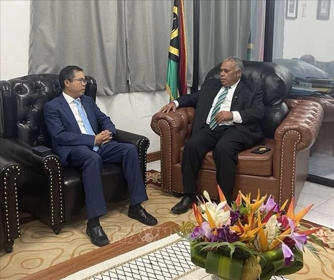El embajador de Vietnam en Australia, concurrente en Vanuatu, Pham Hung Tam, se reunió con el primer ministro de Vanuatu, Jotham Napat. (Fuente: VNA)