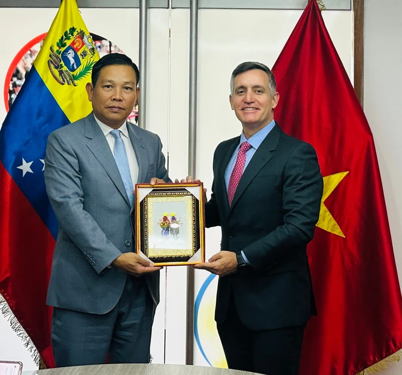 El embajador de Vietnam en Venezuela, Vu Trung My, entregó un souvenir al ministro del Poder Popular para el Deporte de Venezuela, Franklin Cardillo. (Foto: proporcionada por la Embajada)