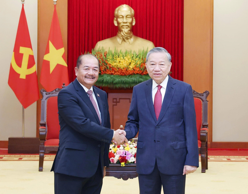 El secretario general del Partido Comunista de Vietnam (PCV), To Lam, recibe a Kikeo Khaykhamphithoune, miembro del Buró Político del Partido Popular Revolucionario y viceprimer ministro de Laos. (Fuente: VNA)
